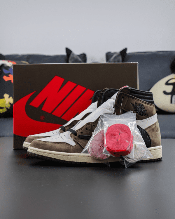 6 NIKE AIR JORDAN 1 RETRO HIGH OG X TRAVIS SCOTT MOCHA